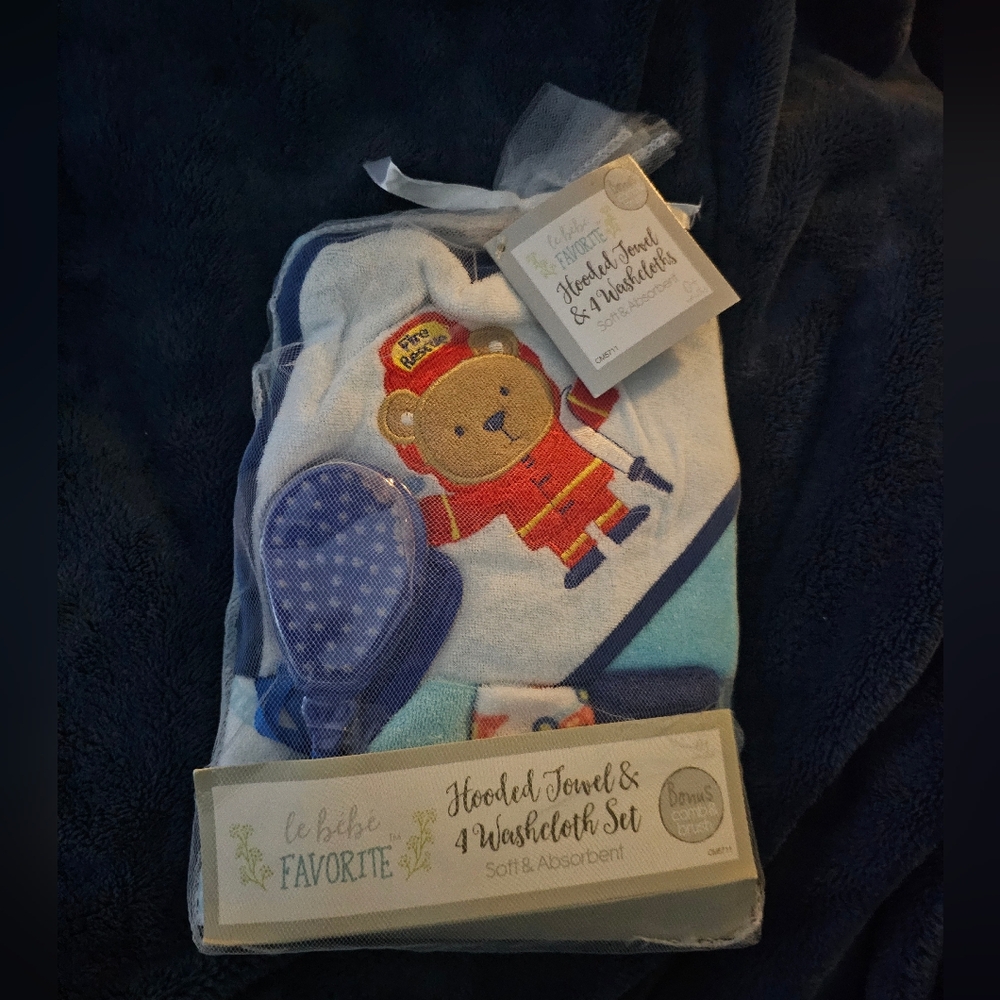 Hooded Towel and Washcloth Set with Bear Design
